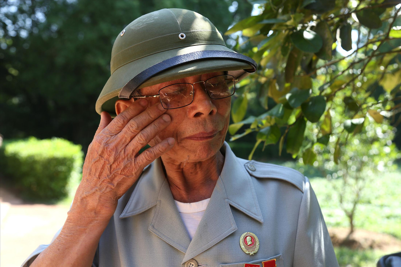 Cựu chiến binh Nguyễn Nhất Thắng xúc động khi nghe kể chuyện về Bác. Cựu chiến binh Nguyễn Nhất Thắng xúc động khi nghe kể chuyện về Bác.