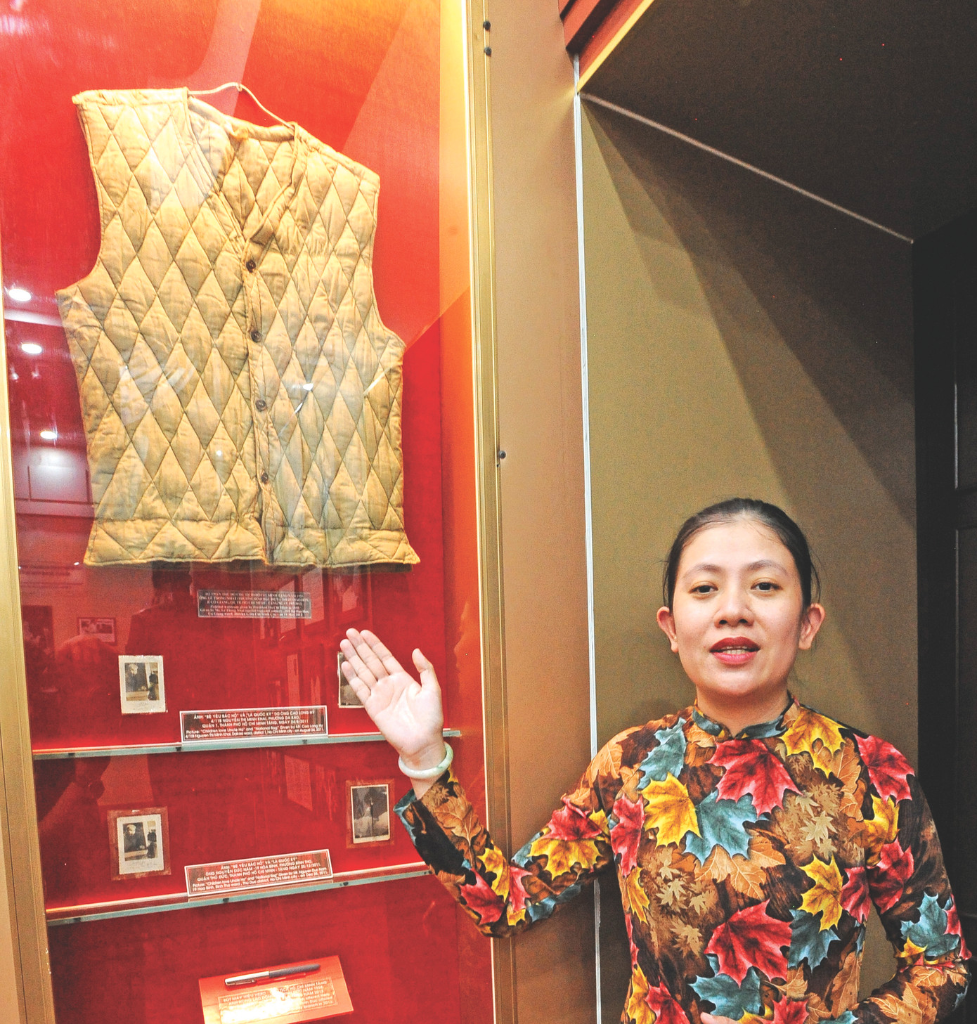 Chiếc áo trấn thủ Bác Hồ tặng bộ đội trưng bày tại Bảo tàng Hồ Chí Minh, bến Nhà Rồng