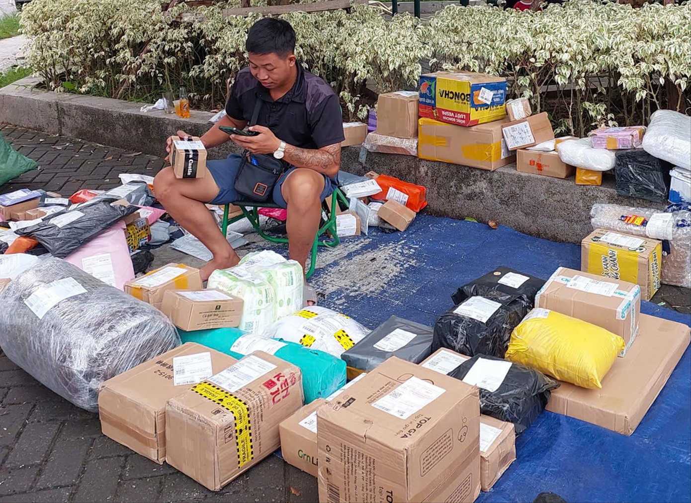 Người tiêu dùng đặt hàng online trên sàn TMĐT với giá rẻ, nhận hàng nhanh chóng. (Trong ảnh, người giao hàng sàn TMĐT cho người mua). Người tiêu dùng đặt hàng online trên sàn TMĐT với giá rẻ, nhận hàng nhanh chóng. (Trong ảnh, người giao hàng sàn TMĐT cho người mua).