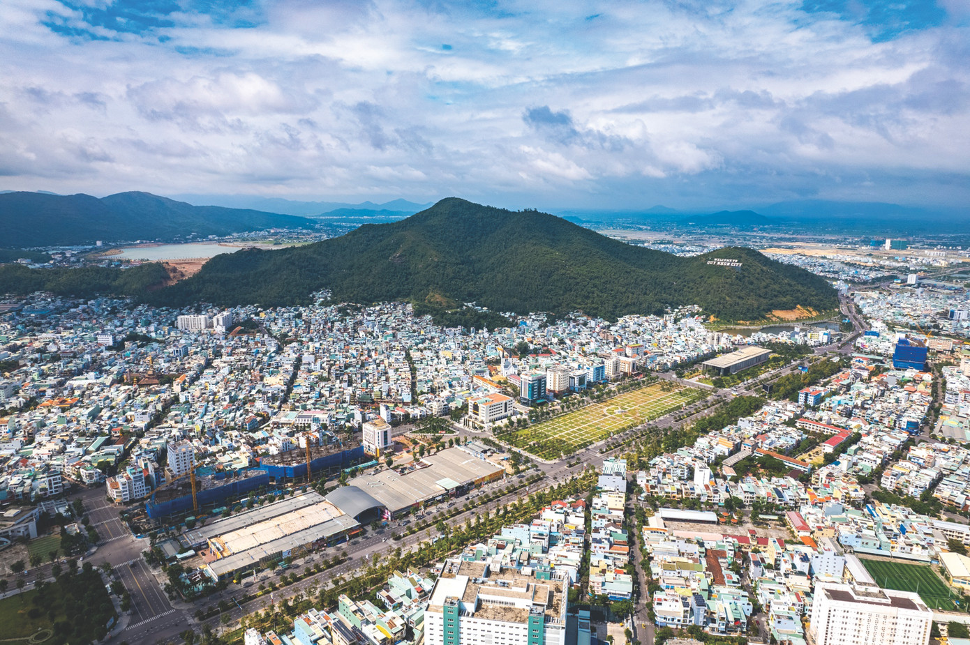 Núi Bà Hỏa giữa lòng thành phố Quy Nhơn Ảnh: Nguyễn Phan Dũng Nhân