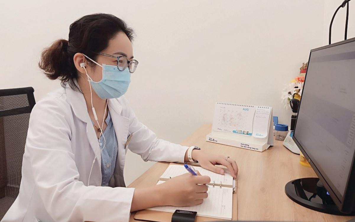 Một bác sĩ đang hỗ trợ online cho các F0 chăm sóc và điều trị tại nhà