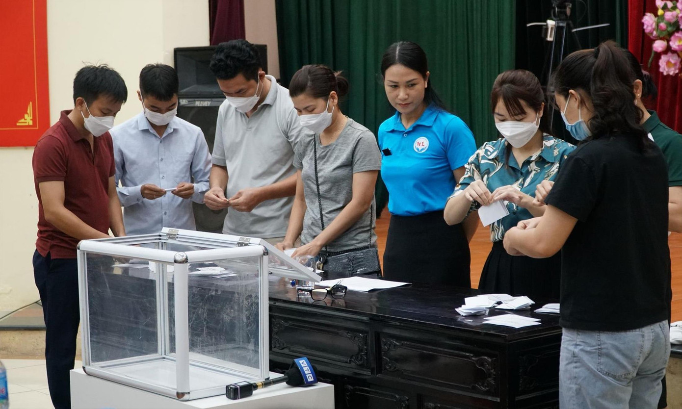 Phụ huynh bốc thăm vào Trường Mầm non Hoàng Liệt năm 2022. Phụ huynh bốc thăm vào Trường Mầm non Hoàng Liệt năm 2022.