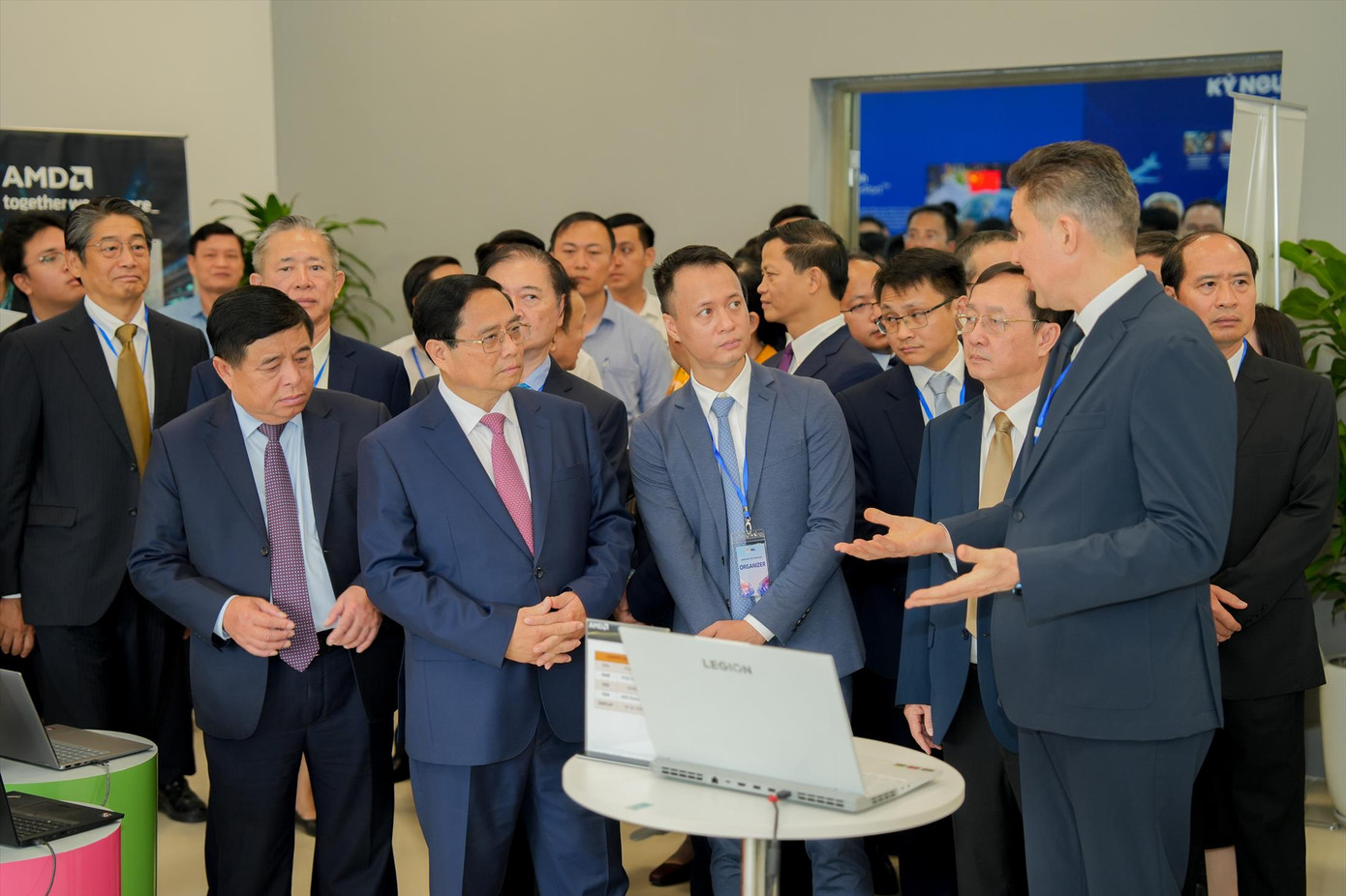 Thủ tướng Phạm Minh Chính tham quan khu trải nghiệm công nghệ tại Ngày hội đổi mới sáng tạo Việt Nam 2024