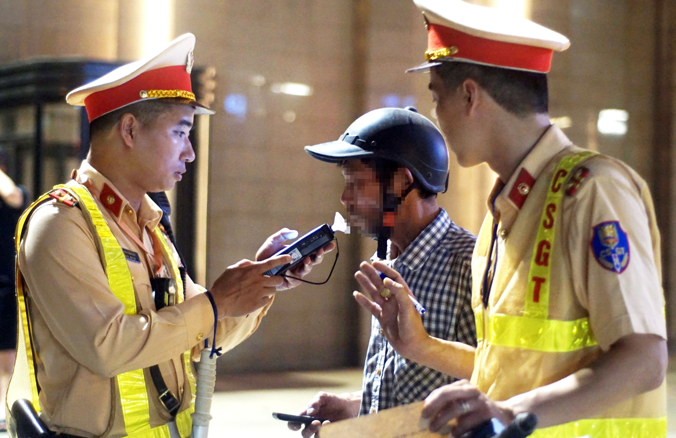 Lực lượng CSGT kiểm tra nồng độ cồn lái xe. Ảnh: Thanh Hà Lực lượng CSGT kiểm tra nồng độ cồn lái xe. Ảnh: Thanh Hà