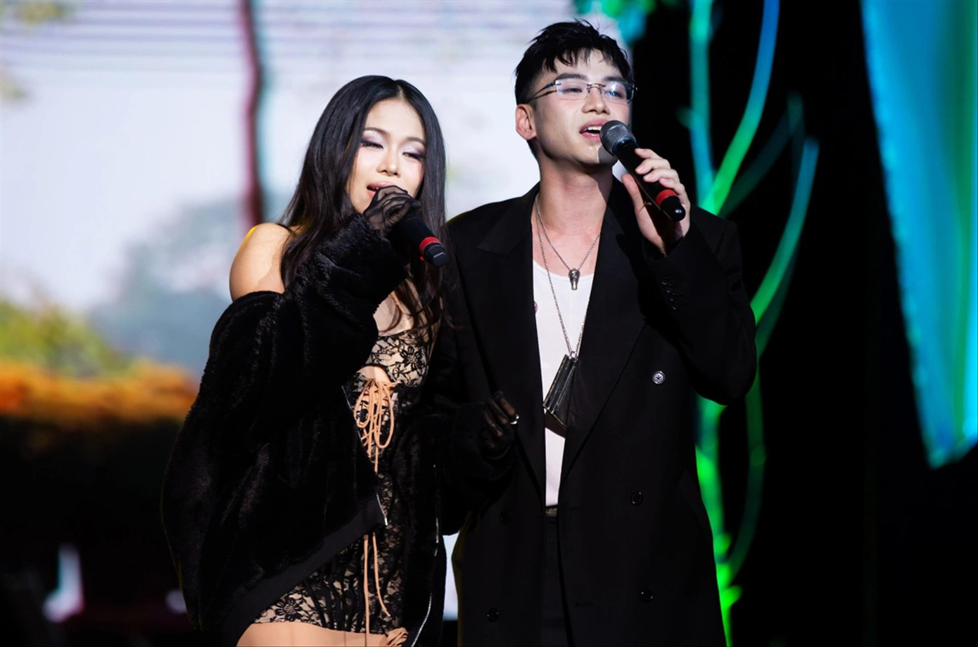 Tlinh và Thể Thiên hát nhạc Trịnh trong đêm “Em còn nhớ hay em đã quên” Ảnh: TÙNG ĐINH Tlinh và Thể Thiên hát nhạc Trịnh trong đêm “Em còn nhớ hay em đã quên” Ảnh: TÙNG ĐINH