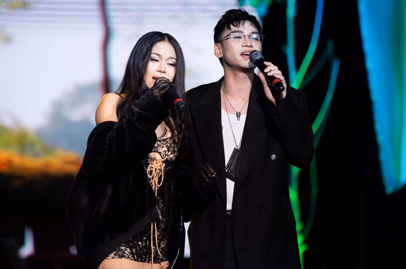 Tlinh và Thể Thiên hát nhạc Trịnh trong đêm “Em còn nhớ hay em đã quên” Ảnh: TÙNG ĐINH Tlinh và Thể Thiên hát nhạc Trịnh trong đêm “Em còn nhớ hay em đã quên” Ảnh: TÙNG ĐINH