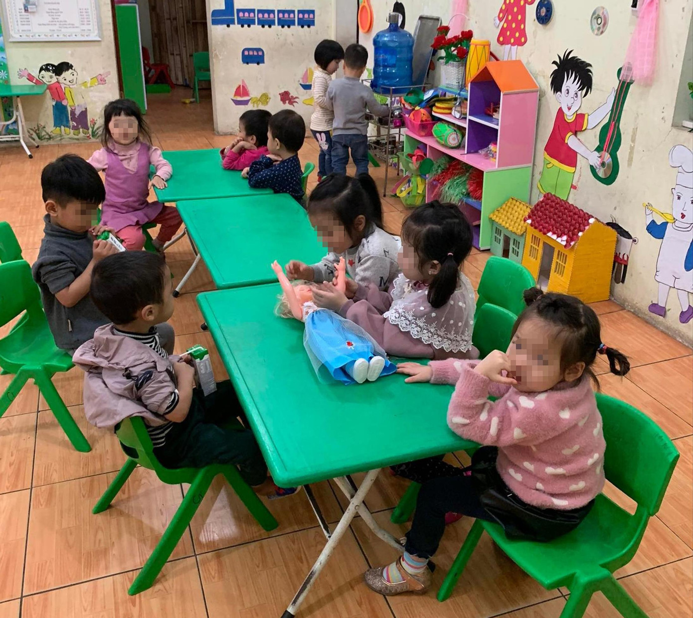 Bao giờ trẻ được đến trường là câu hỏi của nhiều phụ huynh Hà Nội