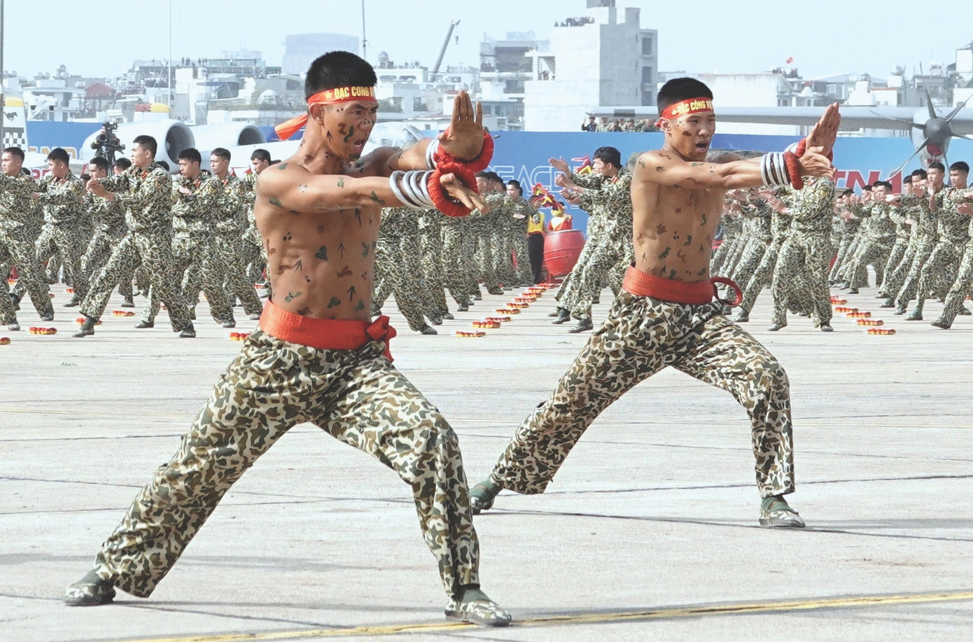 Biểu diễn cao xung thiên có thiết xuyến.