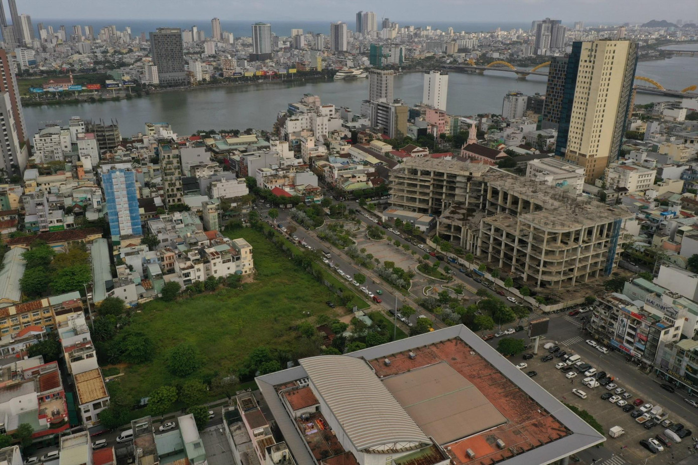 Hàng loạt dự án ở quận Hải Châu (TP Đà Nẵng) bỏ hoang do vướng mắc pháp lý, thủ tục Ảnh: Nguyễn Thành Hàng loạt dự án ở quận Hải Châu (TP Đà Nẵng) bỏ hoang do vướng mắc pháp lý, thủ tục Ảnh: Nguyễn Thành