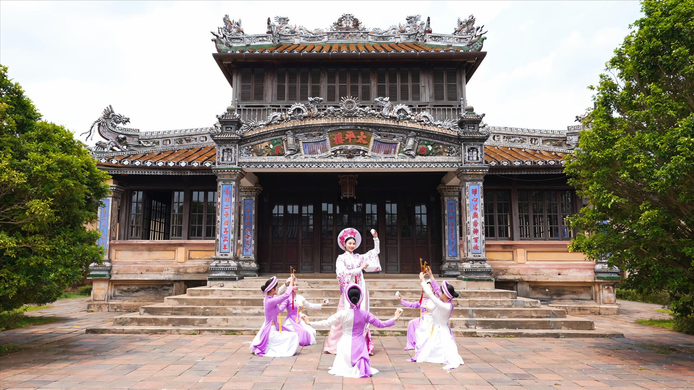 Cảnh đẹp của Huế không chỉ là sân khấu, mà là người bạn đồng hành để thí sinh tỏa sáng. Cảnh đẹp của Huế không chỉ là sân khấu, mà là người bạn đồng hành để thí sinh tỏa sáng.