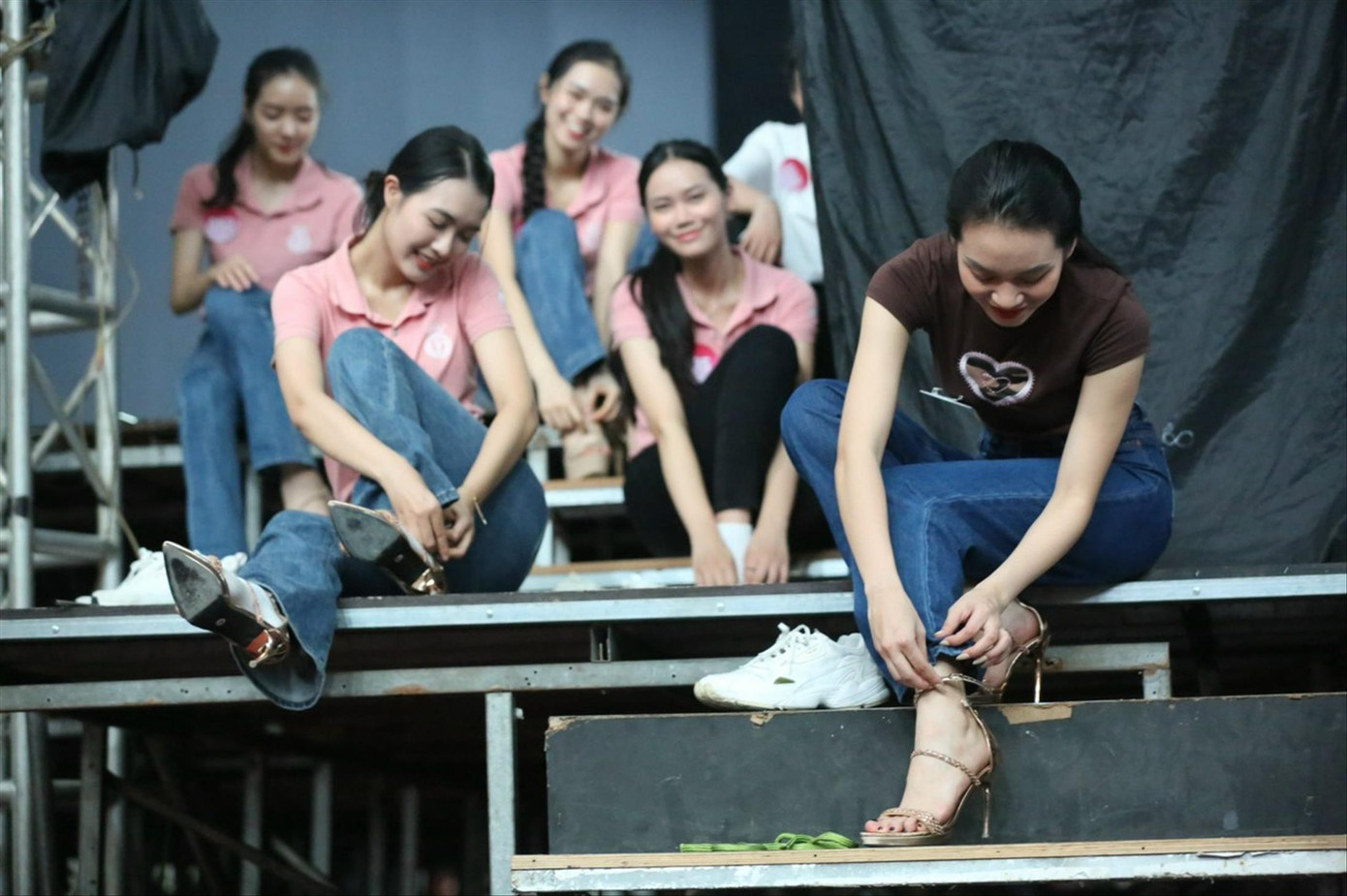 Thí sinh trở lại sân khấu tập luyện cho đêm Chung khảo toàn quốc Ảnh: TRỌNG TÀI