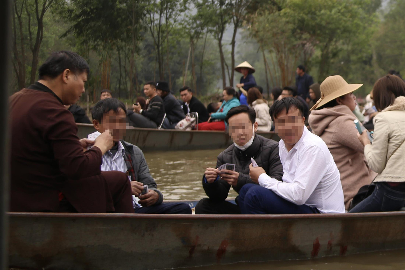 Suối Yến nhộn nhạo vì cảnh đánh bài, hát karaoke trên thuyền Ảnh: GIA LINH.