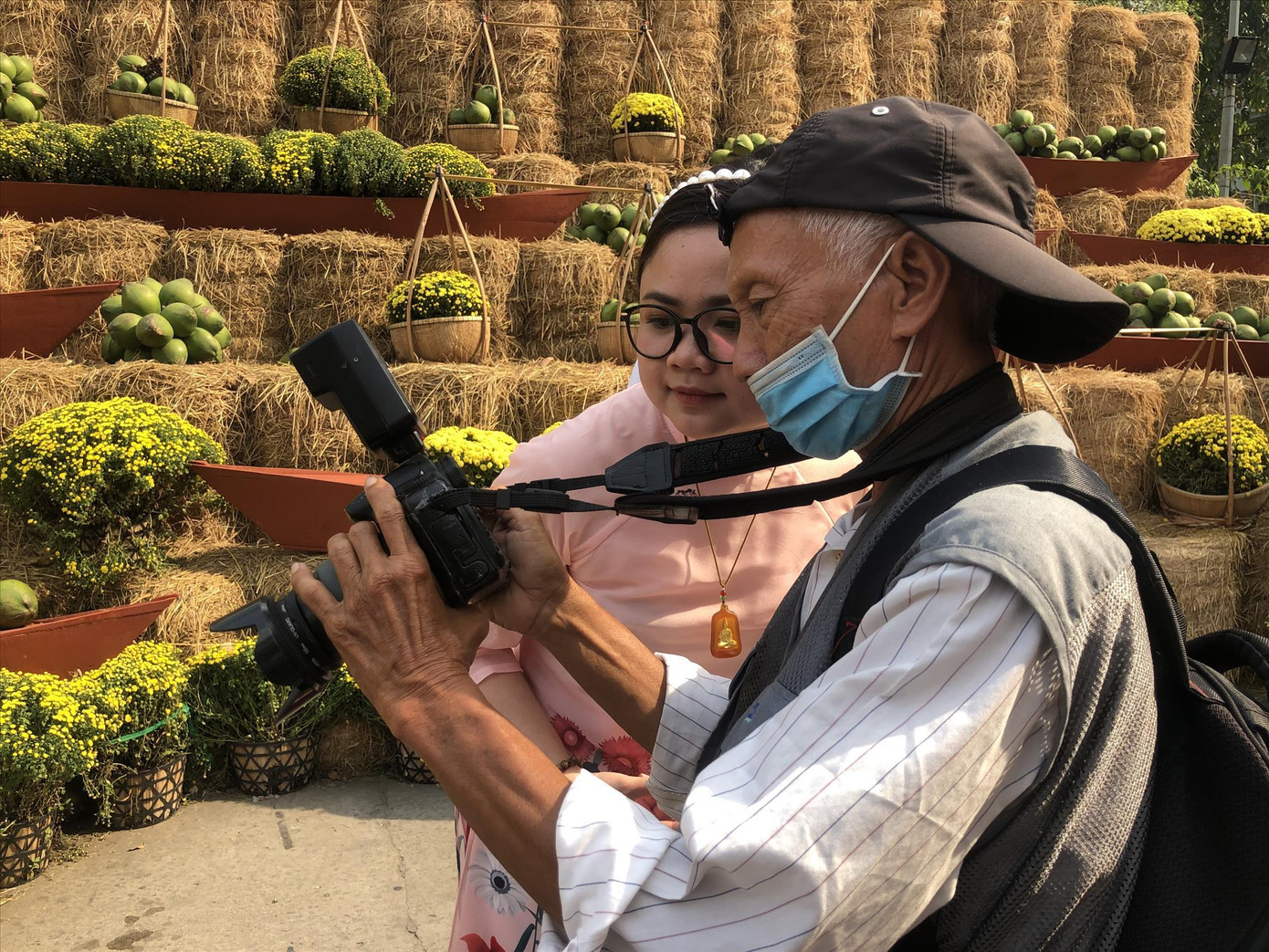 Dù đã lớn tuổi, ông Thoại vẫn miệt mài làm nghề đã gắn bó cả đời