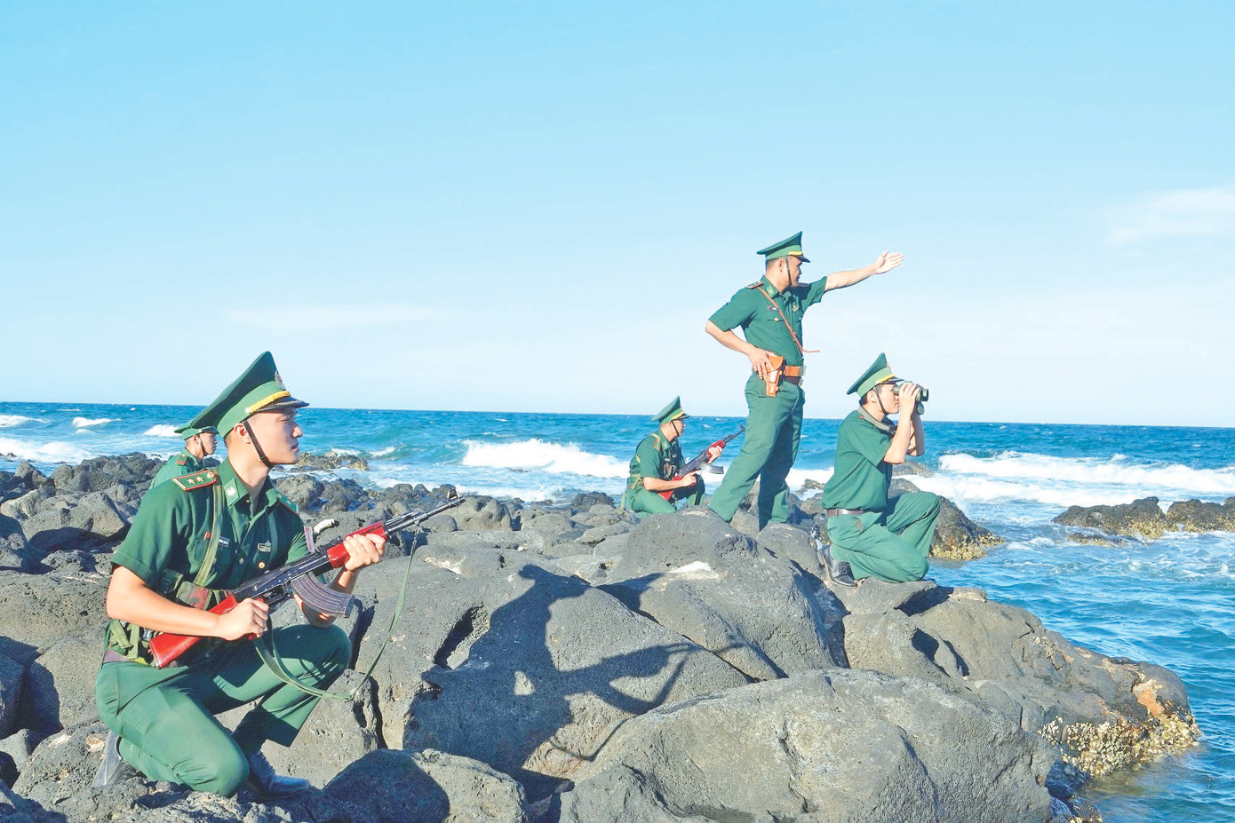 Đội hình của Đồn Biên phòng Cồn Cỏ (Quảng Trị) tuần tra bảo vệ chủ quyền, không để Tổ quốc bị bất ngờ. Ảnh: Nguyễn Minh