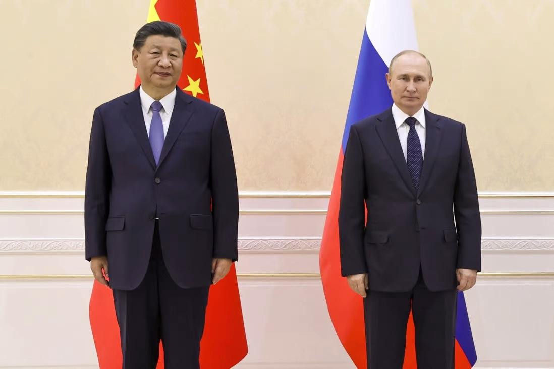 Chủ tịch Trung Quốc Tập Cận Bình và Tổng thống Nga Vladimir Putin tại hội nghị thượng đỉnh Tổ chức Hợp tác Thượng Hải hôm 15/9. Ảnh: AP Chủ tịch Trung Quốc Tập Cận Bình và Tổng thống Nga Vladimir Putin tại hội nghị thượng đỉnh Tổ chức Hợp tác Thượng Hải hôm 15/9. Ảnh: AP