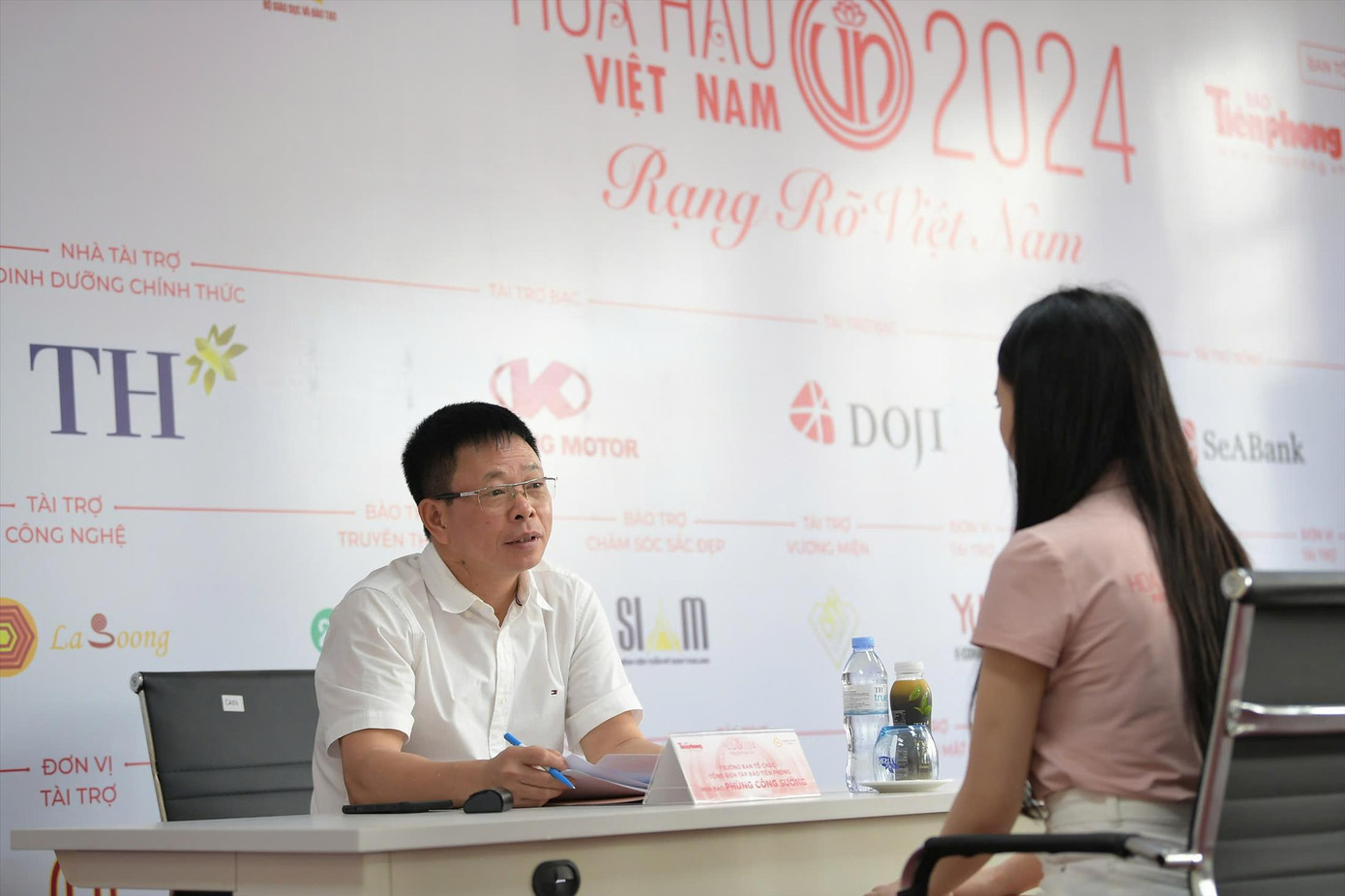 Nhà báo Phùng Công Sưởng, Tổng Biên tập báo Tiền Phong, Trưởng Ban Tổ chức Hoa Hậu Việt Nam 2024, trao đổi với thí sinh tại phần thi mặt mộc ẢNH: DƯƠNG TRIỀU