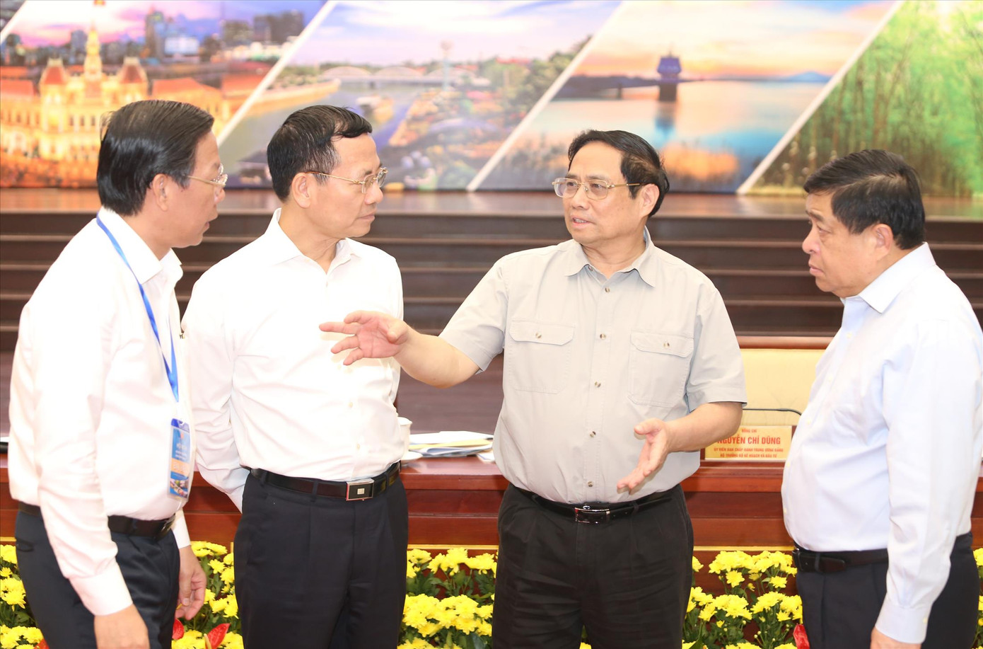 Thủ tướng Chính phủ Phạm Minh Chính trao đổi với các thành viên Hội đồng điều phối vùng Đông Nam bộ. Ảnh: Ngô Tùng Thủ tướng Chính phủ Phạm Minh Chính trao đổi với các thành viên Hội đồng điều phối vùng Đông Nam bộ. Ảnh: Ngô Tùng