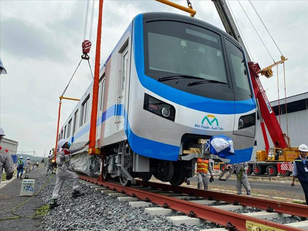 Đoàn tàu metro Bến Thành - Suối Tiên được đưa lên đường ray tại Depot Long Bình chuẩn bị cho vận hành thử nghiệm