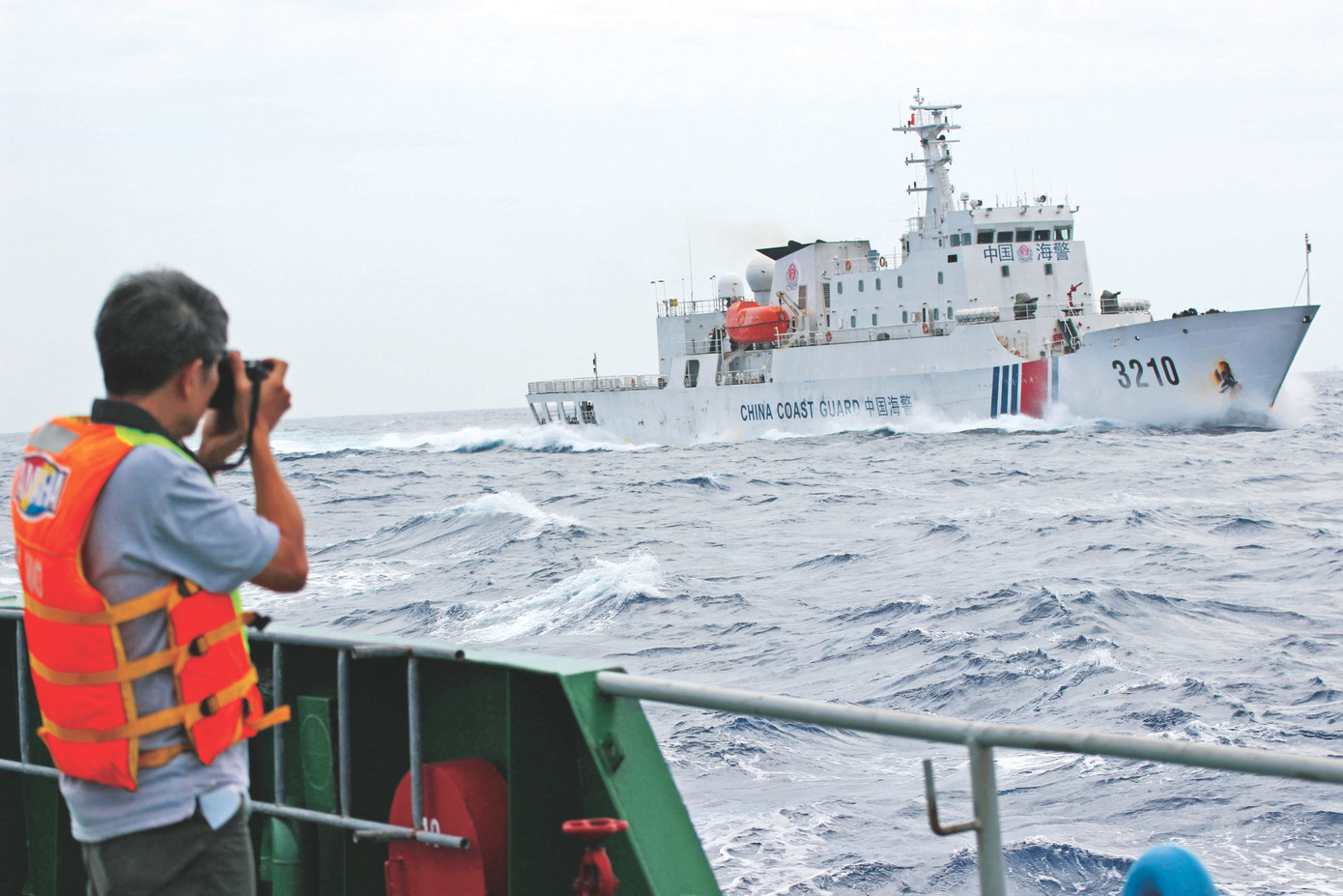 Nhà báo Trần Tuấn tác nghiệp tại Hoàng Sa trong sự kiện giàn khoan HD981. Ảnh: My Lăng