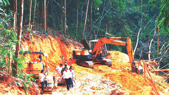 Công ty Tân Phát cho máy ủi mở đường để chặt hạ rừng trồng ở xã Quảng Khê, huyện Đắk Glong Ảnh: L.H Công ty Tân Phát cho máy ủi mở đường để chặt hạ rừng trồng ở xã Quảng Khê, huyện Đắk Glong Ảnh: L.H