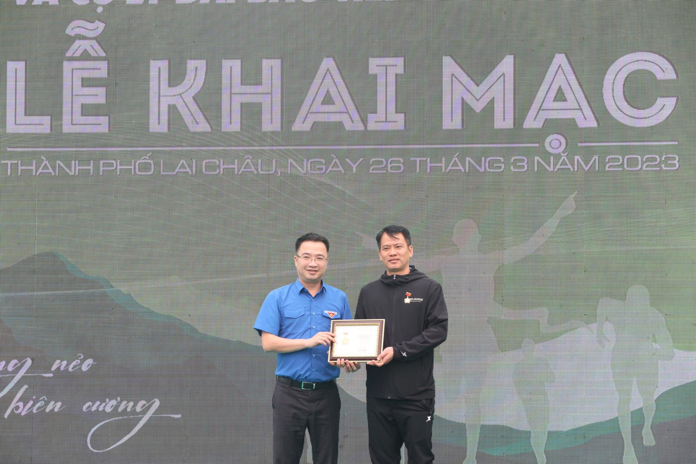 Bí thư T.Ư Đoàn Nguyễn Tường Lâm trao kỷ niệm chương Vì thế hệ trẻ - phần thưởng cao quý nhất của Đoàn TNCS Hồ Chí Minh tặng ông Nguyễn Tuấn Viết - Đội trưởng, HLV đội Điền kinh Đoàn TDTT Bộ tham mưu, Bộ Tư lệnh Bộ đội Biên phòng. Bí thư T.Ư Đoàn Nguyễn Tường Lâm trao kỷ niệm chương Vì thế hệ trẻ - phần thưởng cao quý nhất của Đoàn TNCS Hồ Chí Minh tặng ông Nguyễn Tuấn Viết - Đội trưởng, HLV đội Điền kinh Đoàn TDTT Bộ tham mưu, Bộ Tư lệnh Bộ đội Biên phòng.