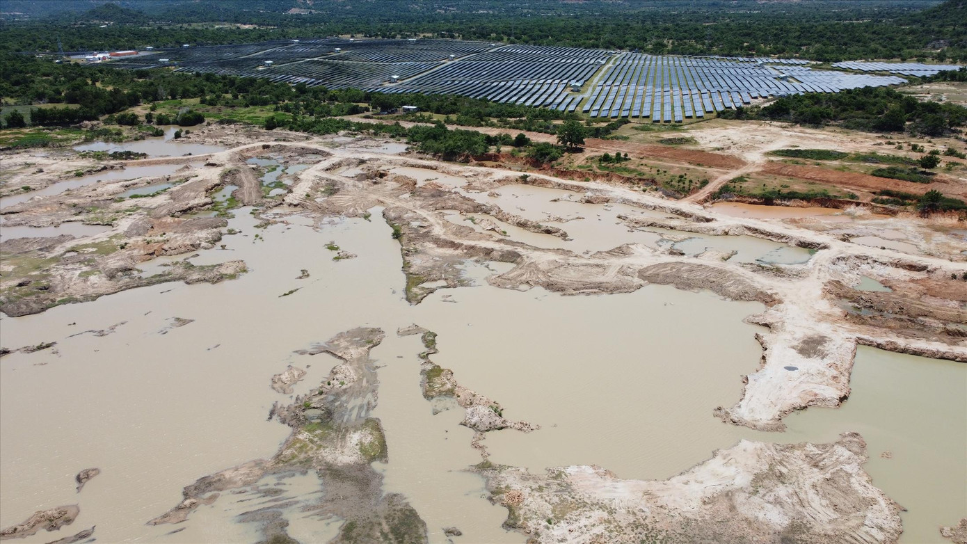 Hồ thuỷ lợi Bầu Zôn (huyện Ninh Phước, tỉnh Ninh Thuận) bị đào xới nham nhở sau hoạt động nạo vét đất cát Hồ thuỷ lợi Bầu Zôn (huyện Ninh Phước, tỉnh Ninh Thuận) bị đào xới nham nhở sau hoạt động nạo vét đất cát