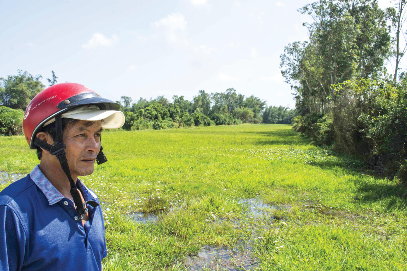 Anh Đông chỉ cho phóng viên hào thành bao quanh thành cổ Châu Sa Ảnh: Văn Chương