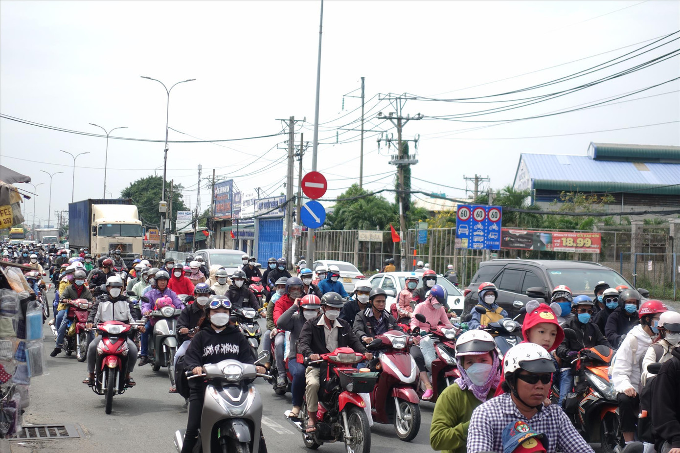 Quốc lộ 1 - tuyến đường cửa ngõ phía Tây TPHCM thường xuyên ùn ứ (ảnh: H.H).