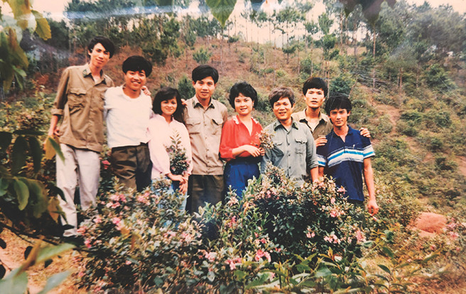 Đại diện 2 chi đoàn kết nghĩa Hội VHNT Lạng Sơn và Đồn Biên phòng Thanh Lòa chụp ảnh với Đại tá Lê Đình Thi (ảnh chụp năm 1993). Ảnh tư liệu Đại diện 2 chi đoàn kết nghĩa Hội VHNT Lạng Sơn và Đồn Biên phòng Thanh Lòa chụp ảnh với Đại tá Lê Đình Thi (ảnh chụp năm 1993). Ảnh tư liệu