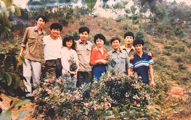 Đại diện 2 chi đoàn kết nghĩa Hội VHNT Lạng Sơn và Đồn Biên phòng Thanh Lòa chụp ảnh với Đại tá Lê Đình Thi (ảnh chụp năm 1993). Ảnh tư liệu Đại diện 2 chi đoàn kết nghĩa Hội VHNT Lạng Sơn và Đồn Biên phòng Thanh Lòa chụp ảnh với Đại tá Lê Đình Thi (ảnh chụp năm 1993). Ảnh tư liệu