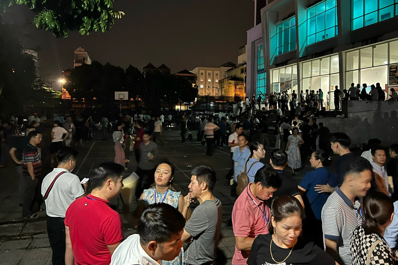 Cuộc đấu giá diễn ra xuyên đêm. Ảnh chụp lúc 1 giờ sáng ngày 20/8