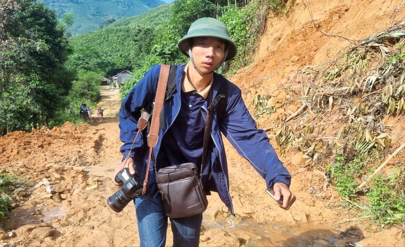 Phóng viên Phạm Trường khoác máy ảnh, lội bộ vượt rừng vào hiện trường vụ sạt lở ở Lào Cai. Phóng viên Phạm Trường khoác máy ảnh, lội bộ vượt rừng vào hiện trường vụ sạt lở ở Lào Cai.