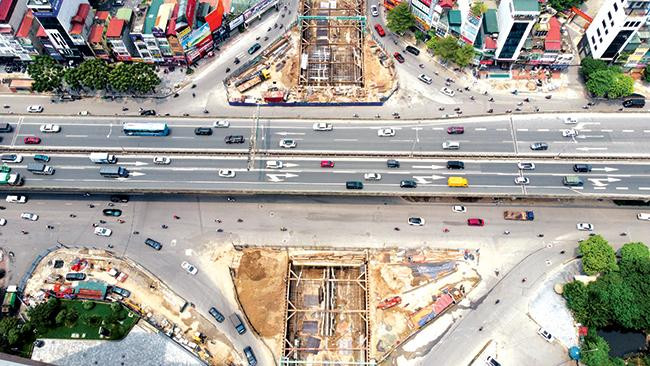 Hình ảnh hầm chui Lê Văn Lương – Vành đai 3 đang được hoàn thiện sau hơn 1 năm khởi công. Dự án có mục tiêu hoàn thiện hạ tầng giao thông Vành đai 3 và xóa điểm đen ùn tắc giữa đường Lê Văn Lương - Tố Hữu và Vành đai 3