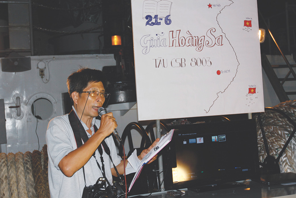 Nhà báo Trần Tuấn đọc thơ giữa Hoàng Sa trong sự kiện giàn khoan HD981 năm 2014. Ảnh: Đức Hạnh Nhà báo Trần Tuấn đọc thơ giữa Hoàng Sa trong sự kiện giàn khoan HD981 năm 2014. Ảnh: Đức Hạnh