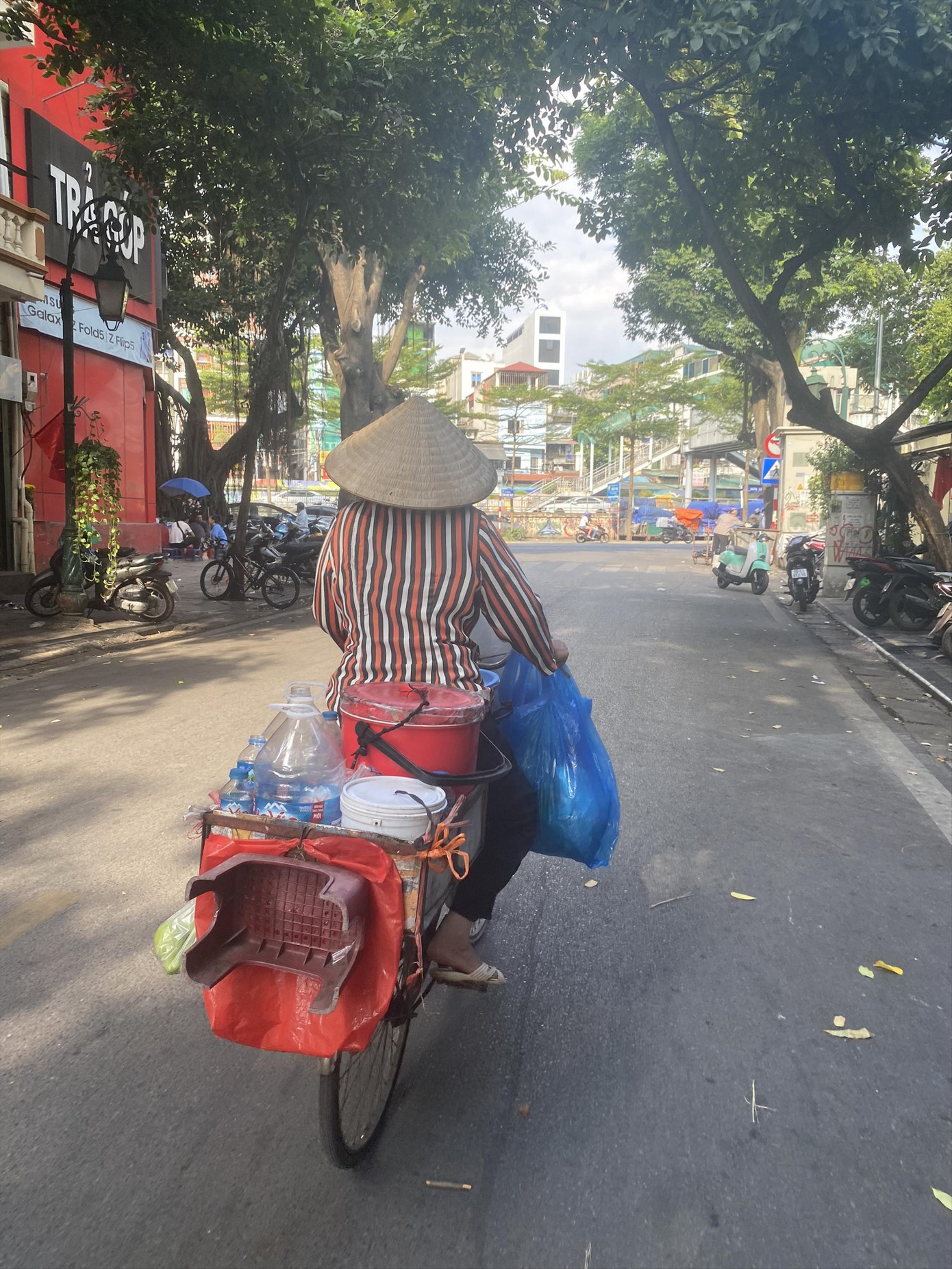 Một người bán hàng rong đạp xe trên phố cổ Hà Nội Một người bán hàng rong đạp xe trên phố cổ Hà Nội
