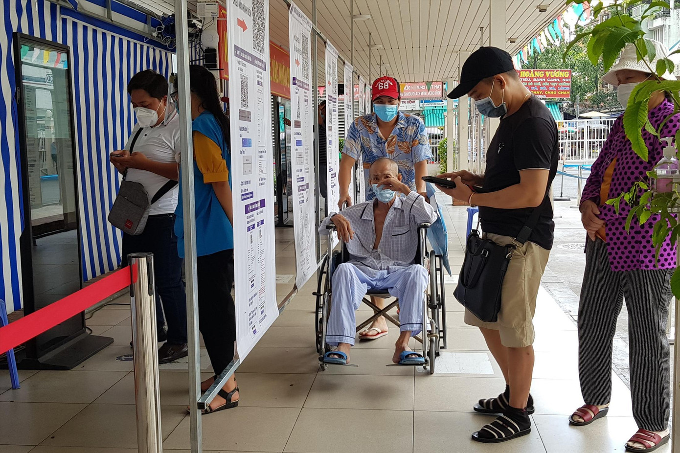 Người dân khai báo y tế khi đến bệnh viện Người dân khai báo y tế khi đến bệnh viện