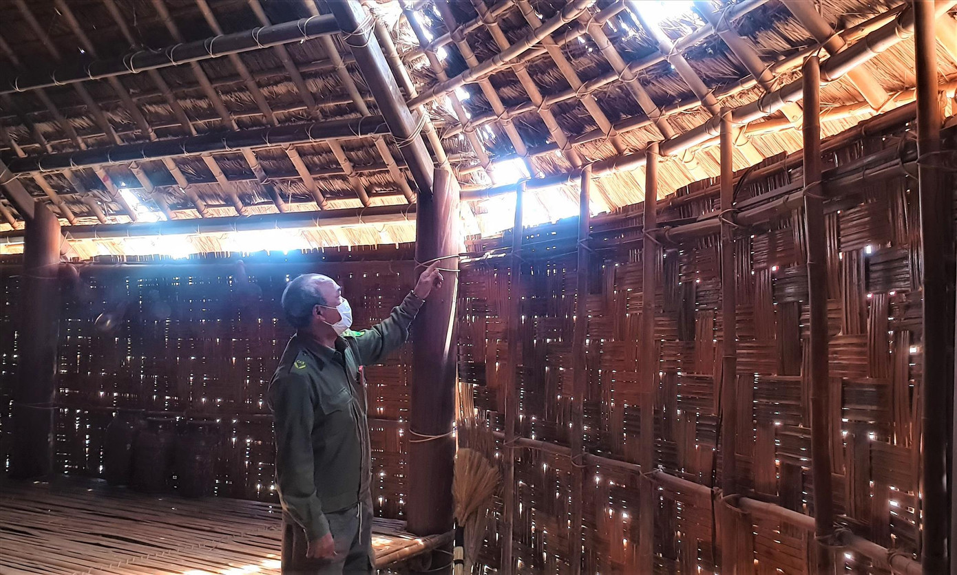 Bên trong ngôi nhà hiện rõ bị hư hỏng, mục nát