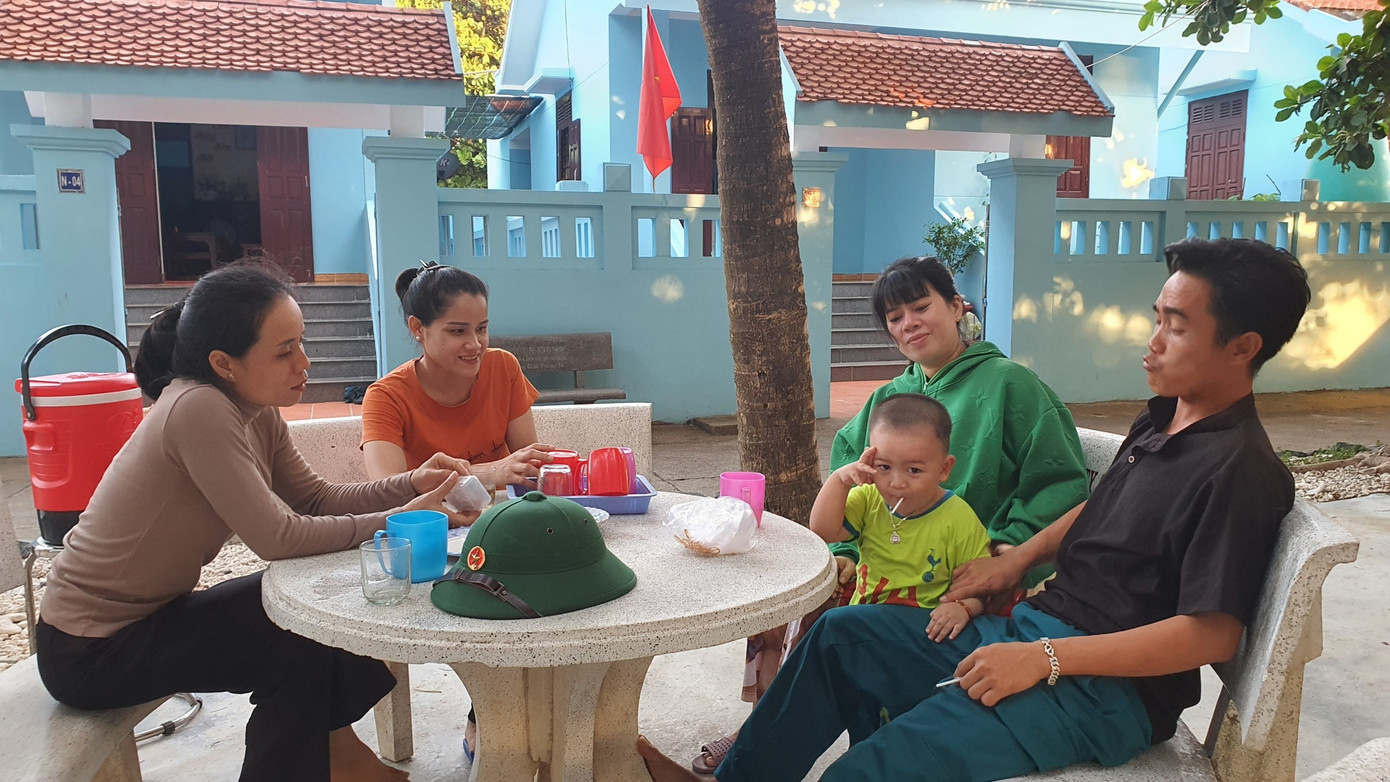 Người dân thị trấn Trường Sa bên ngôi nhà thân yêu Người dân thị trấn Trường Sa bên ngôi nhà thân yêu