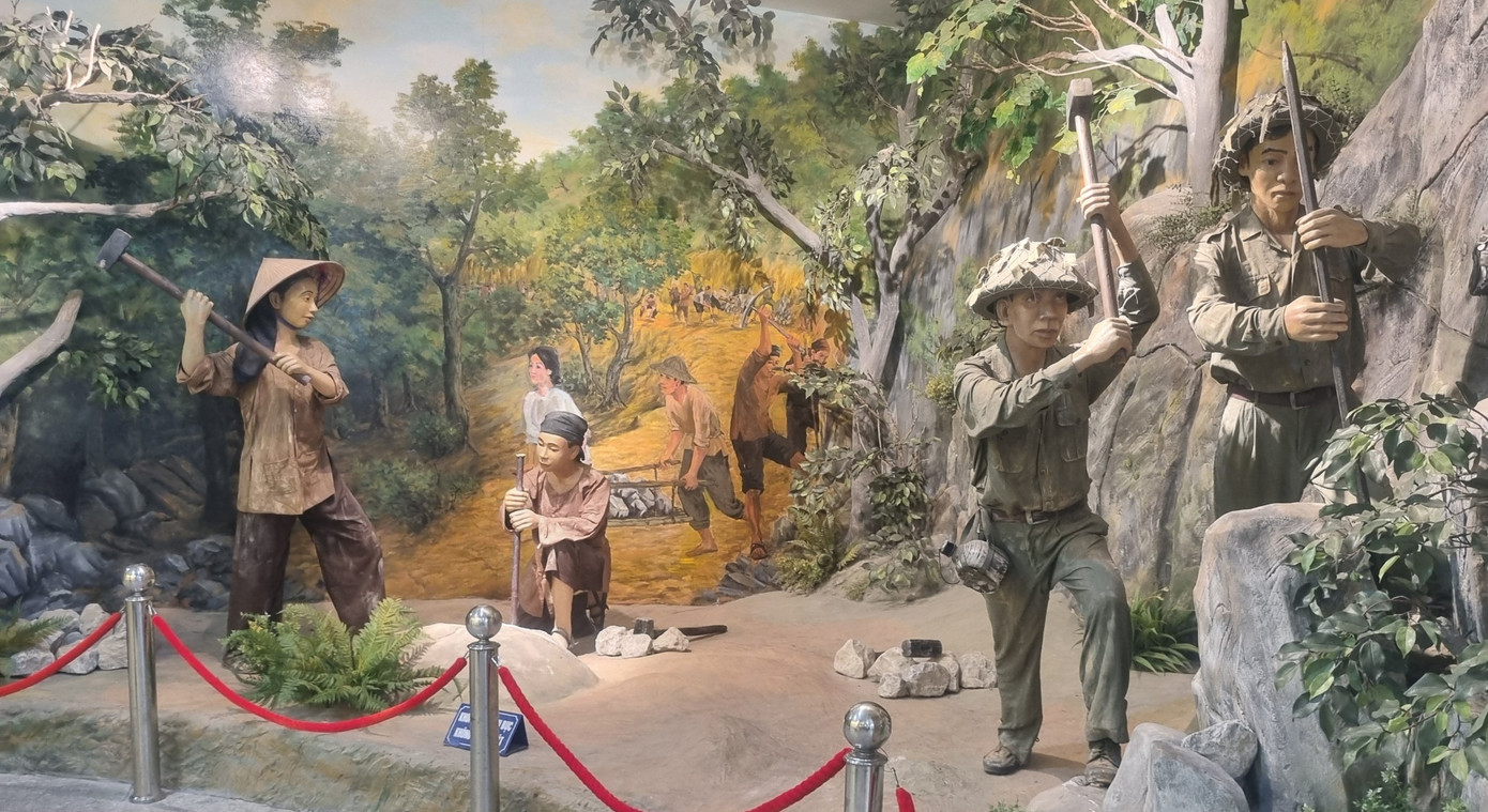 Dân công, thanh niên xung phong, cùng đồng bào các dân tộc Tây Bắc phá đá, mở đường vận chuyển vũ khí, đạn dược, lương thực, thực phẩm phục vụ Chiến dịch Điện Biên Phủ.