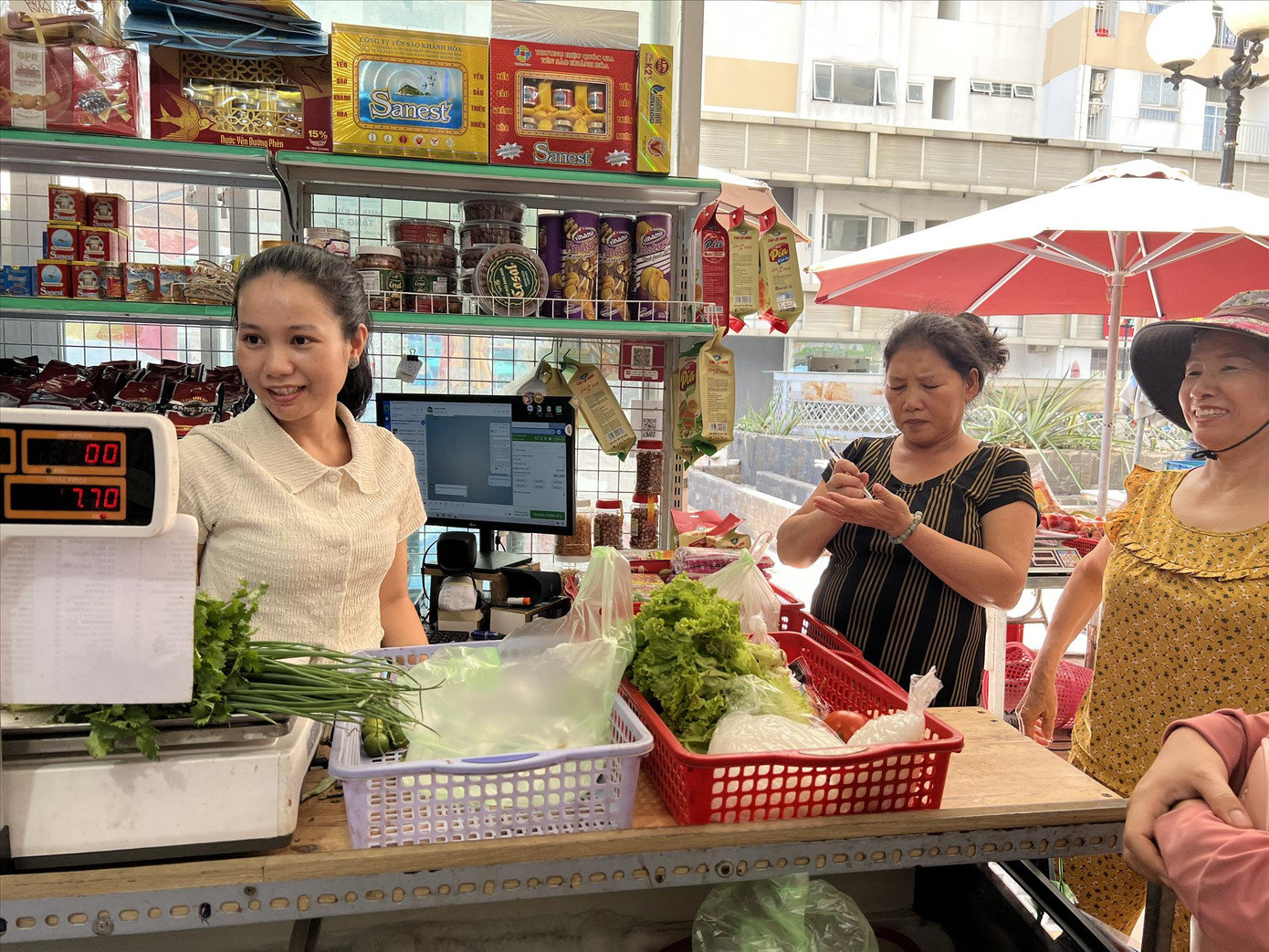 Tiệm tạp hóa Huyền Anh theo hướng hiện đại hút khách đến mua sắm Ảnh: U.P