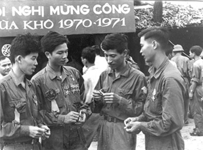 Phạm Tiến Duật trong Hội nghị mừng công ở Trường Sơn năm 1971.