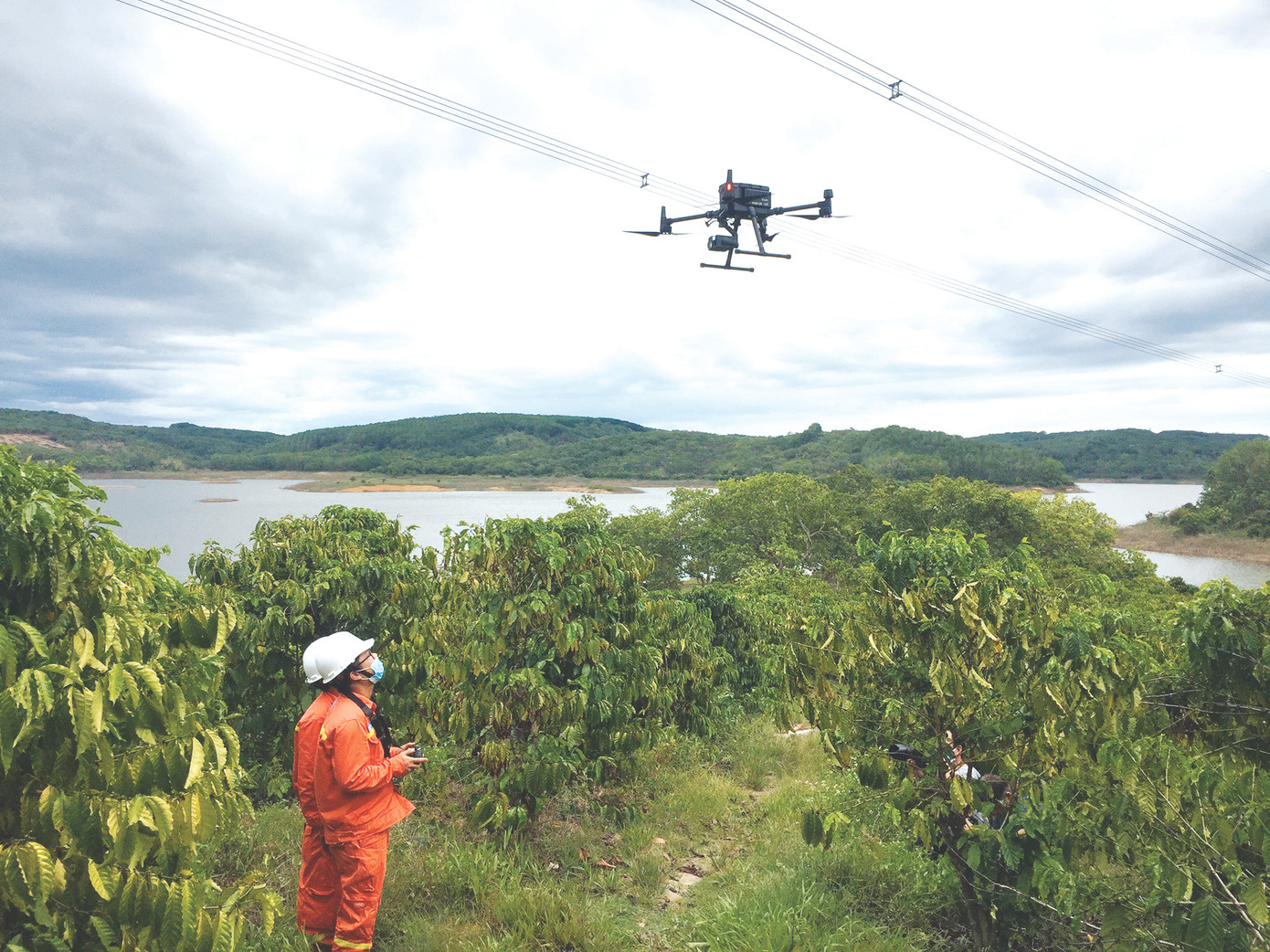 Cán bộ Truyền tải điện miền Tây 3 – Công ty Truyền tải điện 4 điều khiển thiết bị bay không người lái kiểm tra đường dây. Ảnh: Xuân Tiến