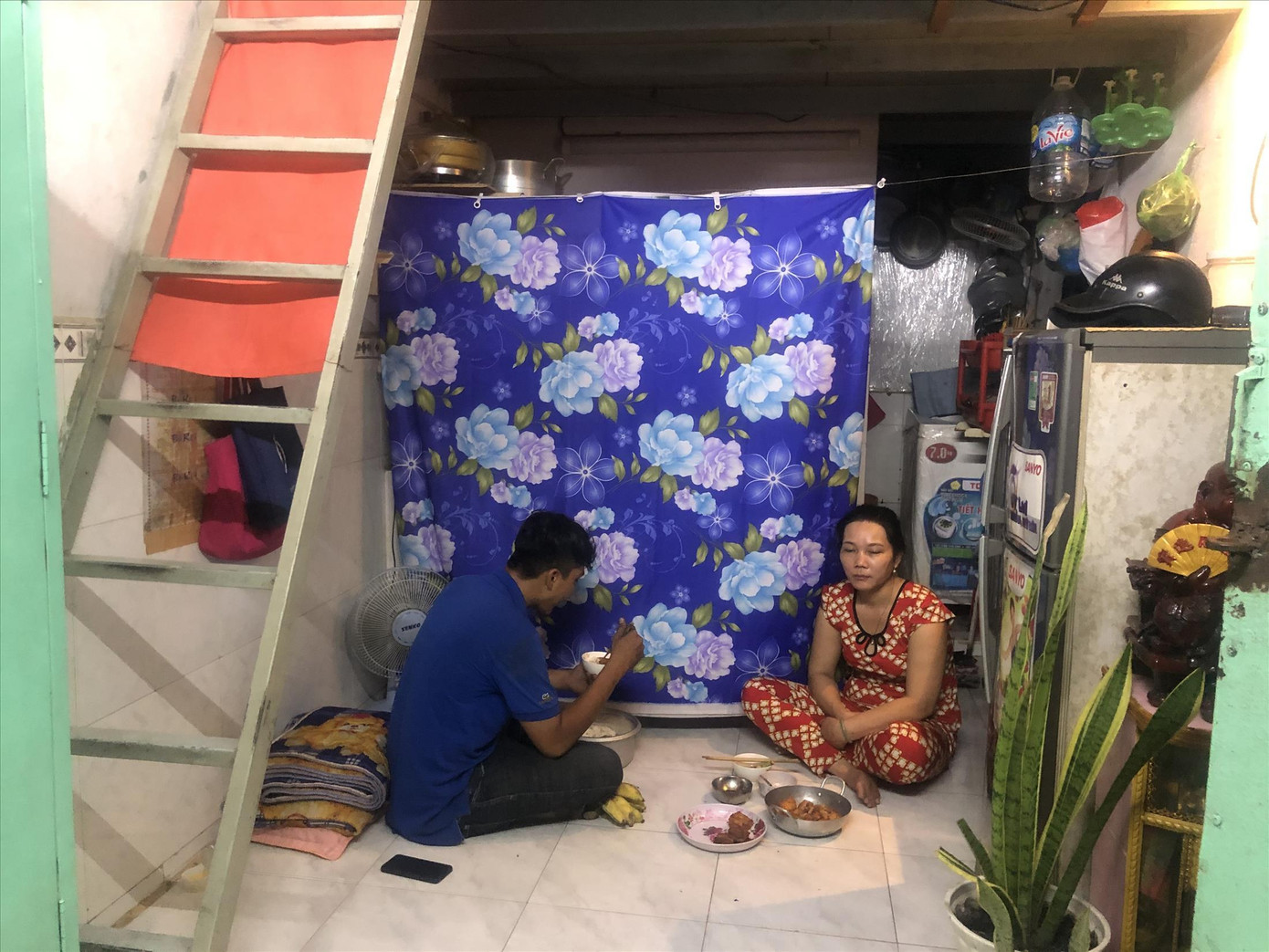 Công nhân mong được hỗ trợ tiền nhà trọ Ảnh: U.P Công nhân mong được hỗ trợ tiền nhà trọ Ảnh: U.P