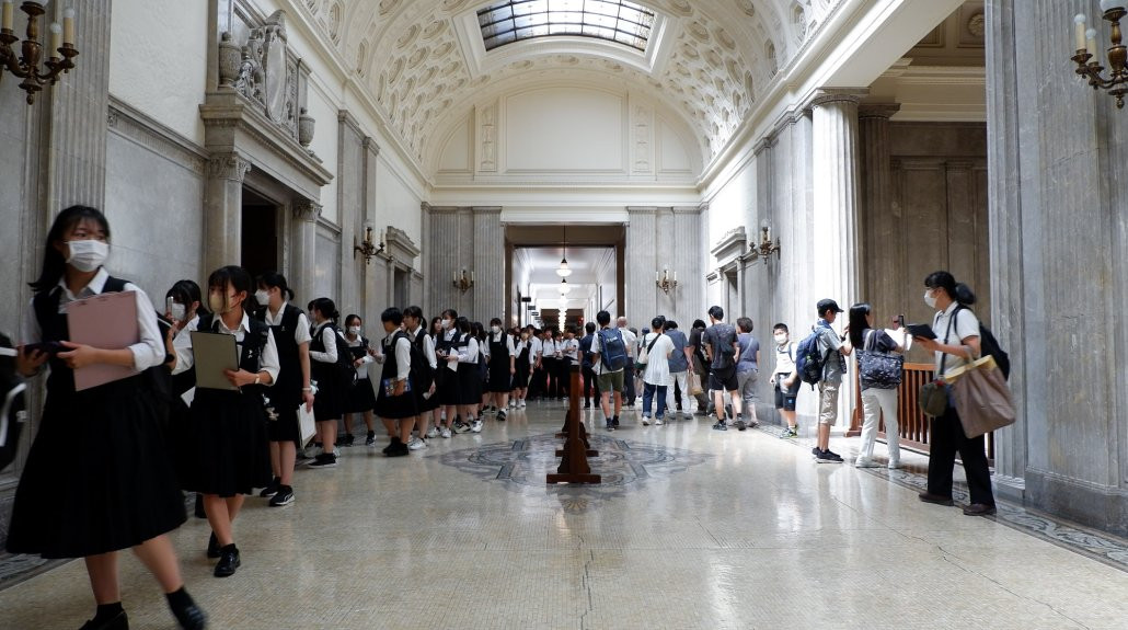 Học sinh tham quan bên trong tòa nhà Quốc hội Nhật Bản. Ảnh: Kanpai Japan