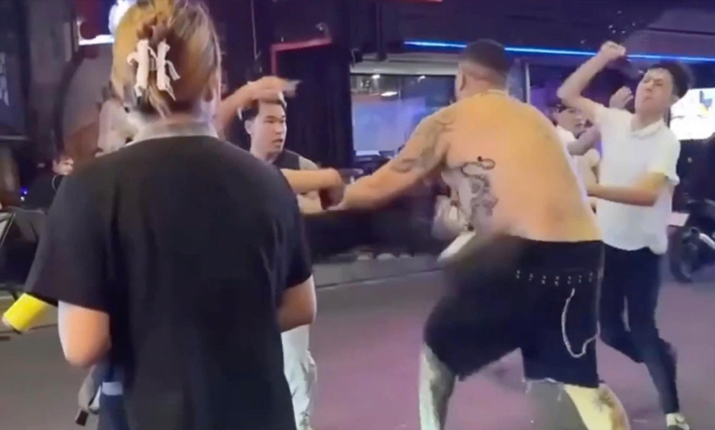 Trần Gia Huy (ngoài cùng bên phải) hành hung du khách Trần Gia Huy (ngoài cùng bên phải) hành hung du khách