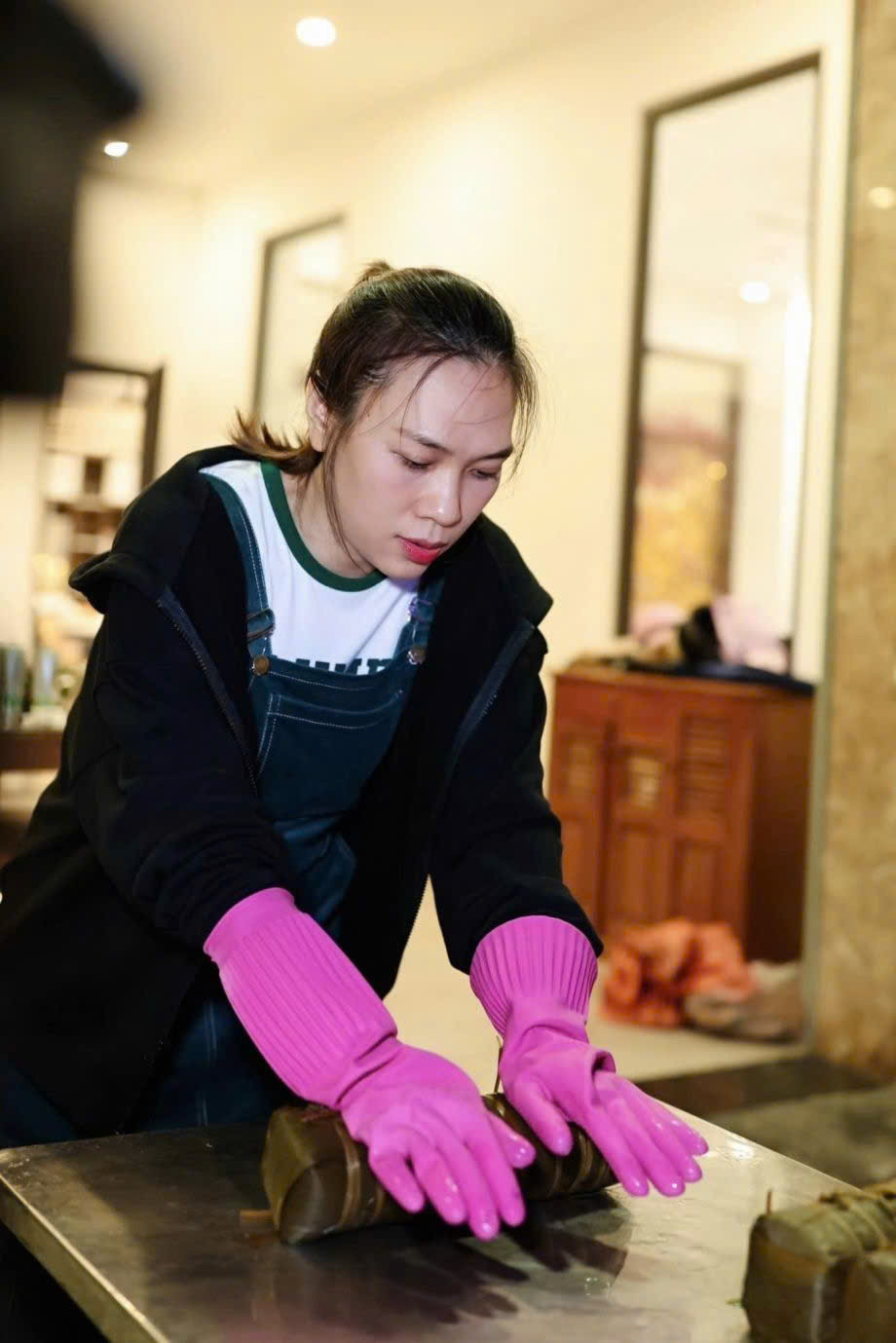 Mỹ Tâm làm bánh tét trong mùa Tết cũ