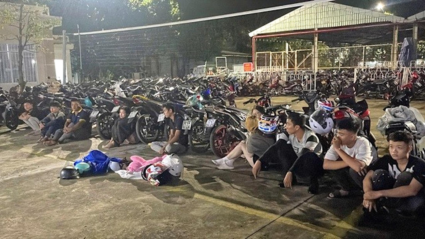 Nhóm thanh thiếu niên đến từ các tỉnh, thành lân cận như Ðồng Nai, TPHCM, Bình Dương và cả Bà Rịa - Vũng Tàu để đua xe bị bắt Nhóm thanh thiếu niên đến từ các tỉnh, thành lân cận như Ðồng Nai, TPHCM, Bình Dương và cả Bà Rịa - Vũng Tàu để đua xe bị bắt