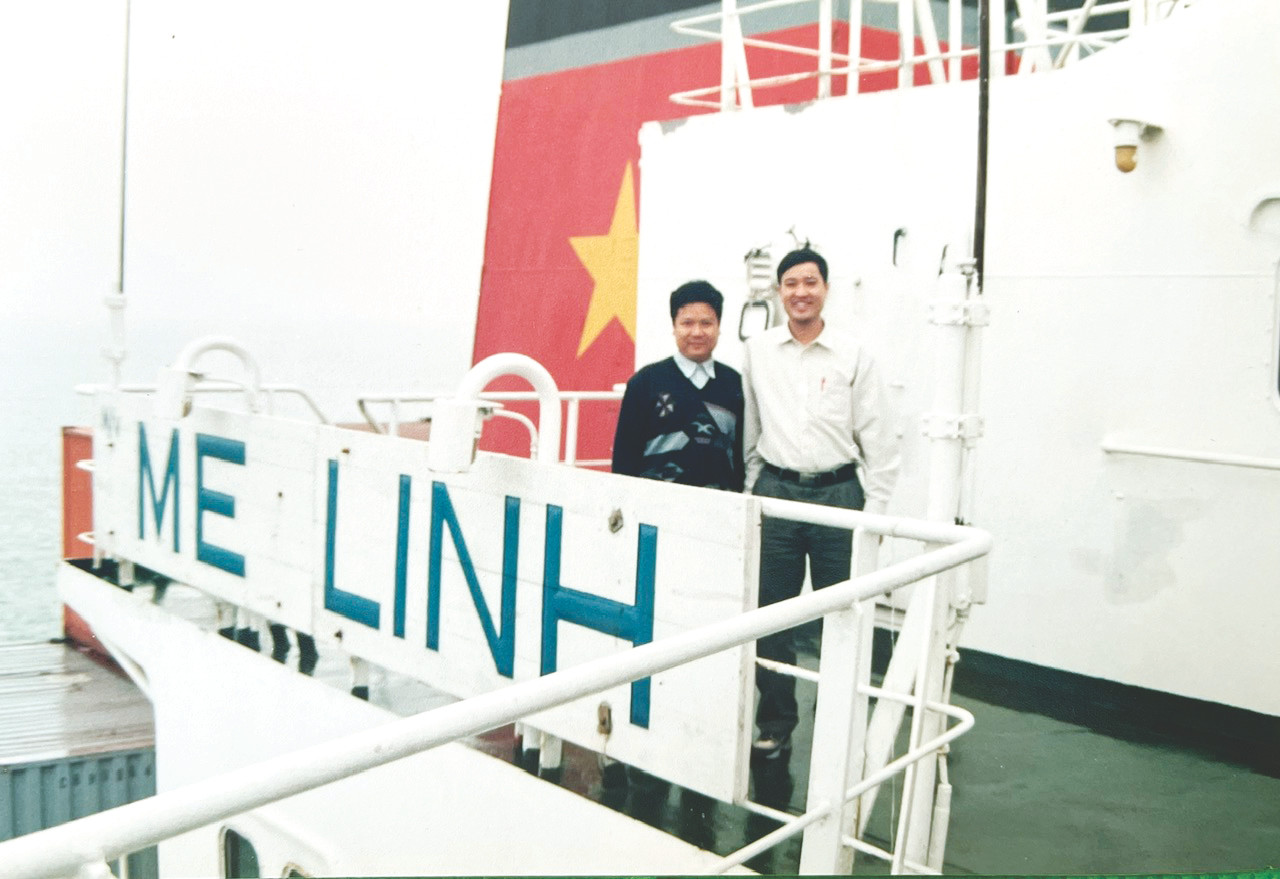 Thuyền trưởng Trần Văn Thìn (áo đen)