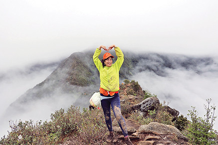 Tác giả lấm lem bùn đất khi leo núi