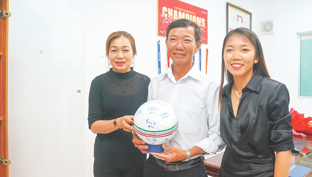 Huỳnh Như bên cạnh cha mẹ Huỳnh Như bên cạnh cha mẹ